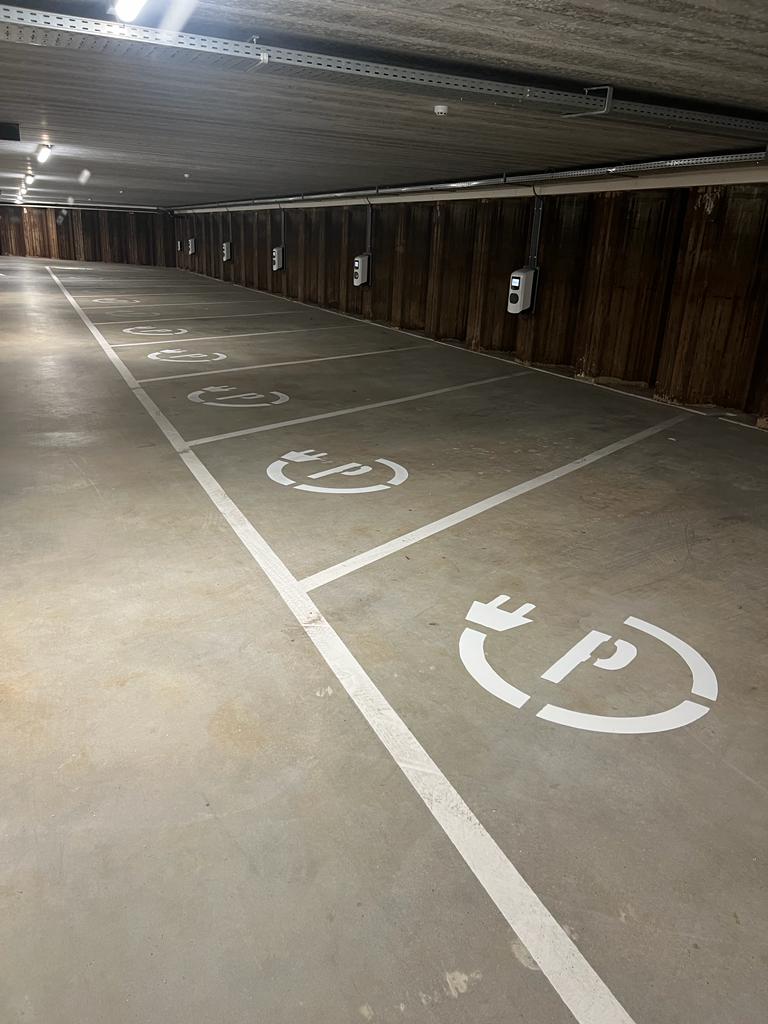 Elektrische parkeerplaats belijning